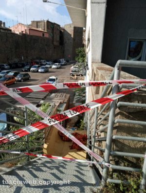 Viterbo - Intervento della polizia locale nell'area sottostante il McDonald's