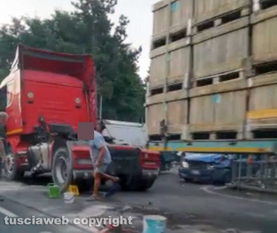 Acquapendente - Auto contro camion in sosta