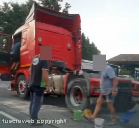 Acquapendente - Auto contro camion in sosta