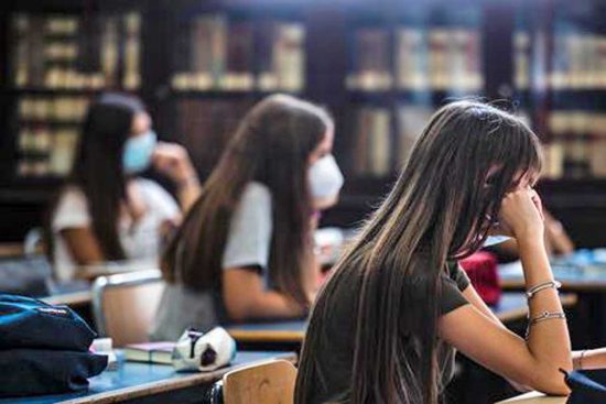 Studenti universitari con le mascherine