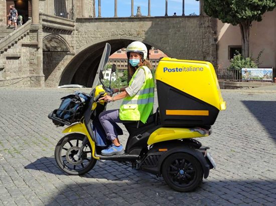 Uno dei portalettere elettrici delle poste di Viterbo