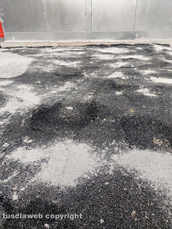 Viterbo - L'otturazione della buca in piazza Fratelli Maristi