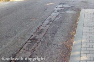 Viterbo - Buche su strada Capretta