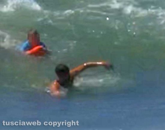 Montalto di Castro - Il soccorso a padre e figlio