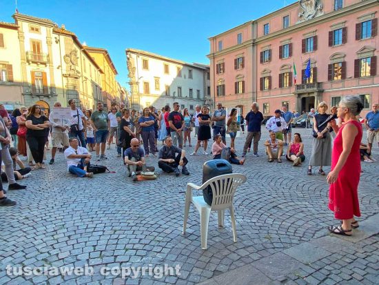 Viterbo - La manifestazione contro il green pass in piazza del comune