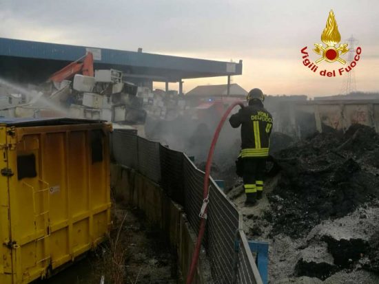 Montalto di Castro - L'incendio al deposito di Raee