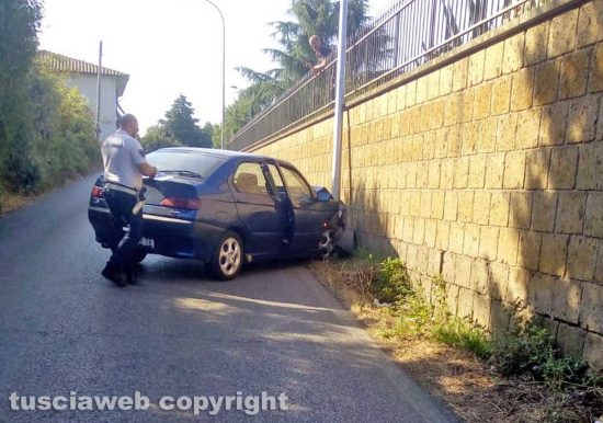 Vetralla - Auto contro palo della luce