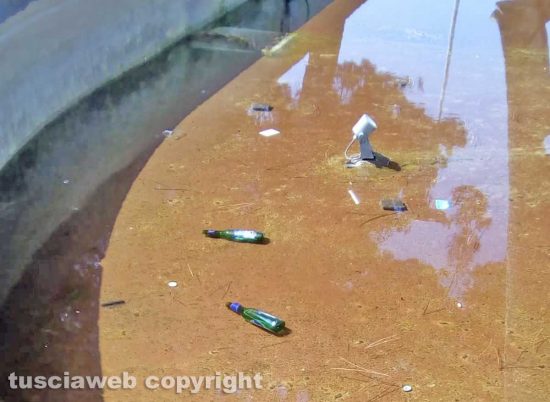 Viterbo - Il monumento ai paracadutisti pieno di sporcizia