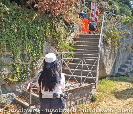 Viterbo - La polizia locale chiude i giardini di via di Porta Fiorita
