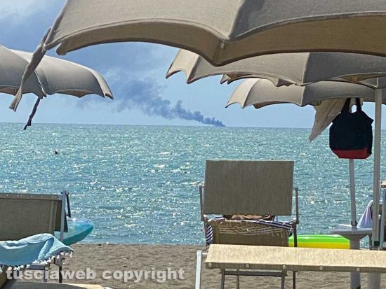 Montalto di Castro - La nube grigia di fumo che si vede dalla spiaggia