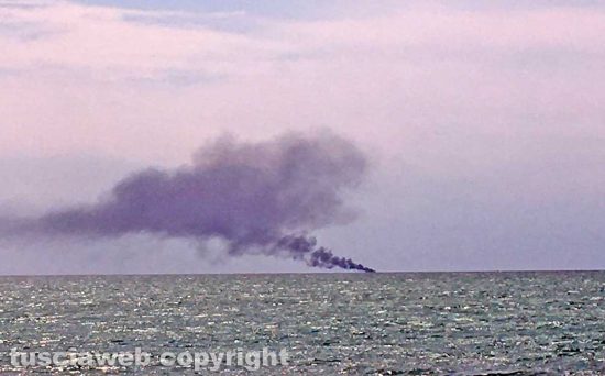 Montalto di Castro - La nube grigia di fumo che si vede dalla spiaggia