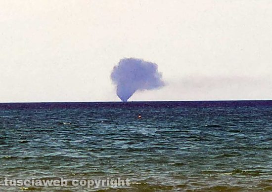 Montalto di Castro - La nube grigia di fumo che si vede dalla spiaggia