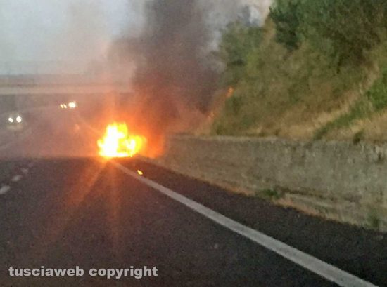 Orte - Auto in fiamme sulla superstrada