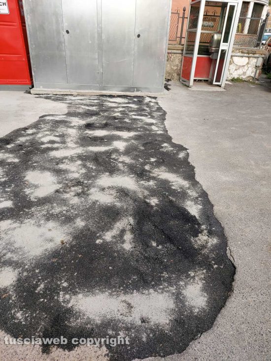 Viterbo - L'otturazione della buca in via Fratelli Maristi