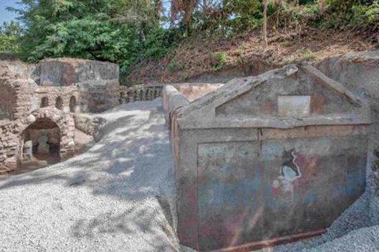 Nuova scoperta a Pompei, trovata una tomba con un corpo semi mummificato
