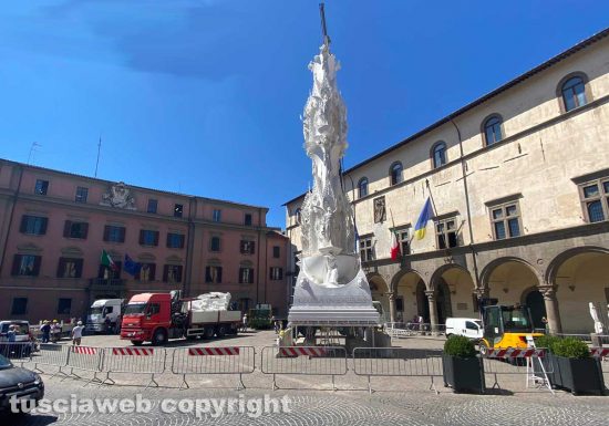 La macchina di Santa Rosa a piazza del Comune