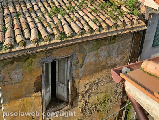 Tessennano - Incuria e abbandono stabile in via Mameli