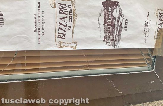 Viterbo - La vetrina del negozio Bizzarri danneggiata dai vandali