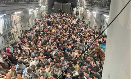 Kabul - 640 civili afghani evacuati a bordo di un cargo americano