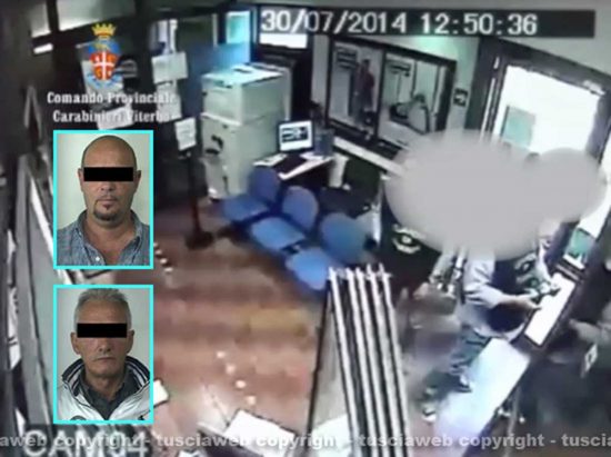 Colpo in banca a Bassano Romano, i rapinatori in azione; nei riquadri: gli arrestati Antonio De Muzio e Giuseppe Vella