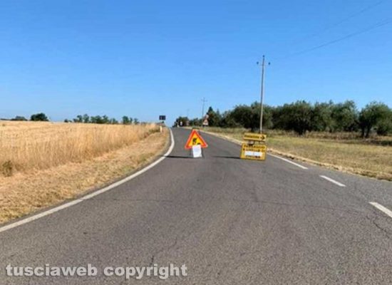 Sipicciano - Il passaggio a livello chiuso causa lavori sulla ferrovia Viterbo-Orte