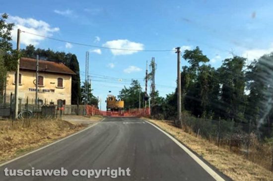 Sipicciano - Il passaggio a livello chiuso causa lavori sulla ferrovia Viterbo-Orte