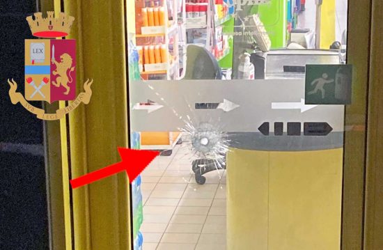 Il colpo finito contro la vetrata del supermercato