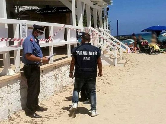Chiosco abusivo sul lago del Turano