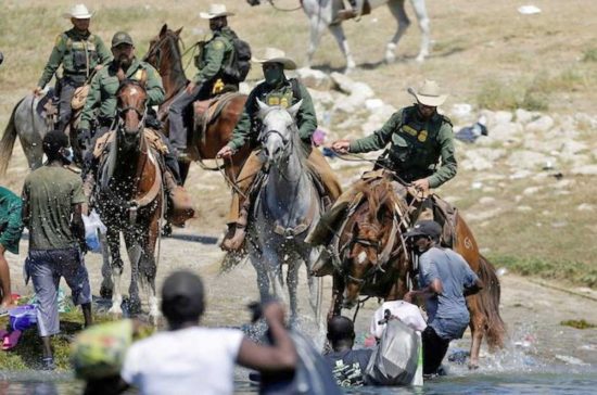 Confine Usa-Messaico - La polizia a cavallo ferma i migranti 