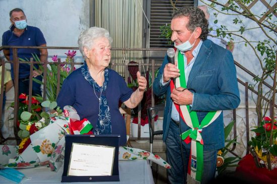 Vasanello - Nonna Emola col sindaco Porri