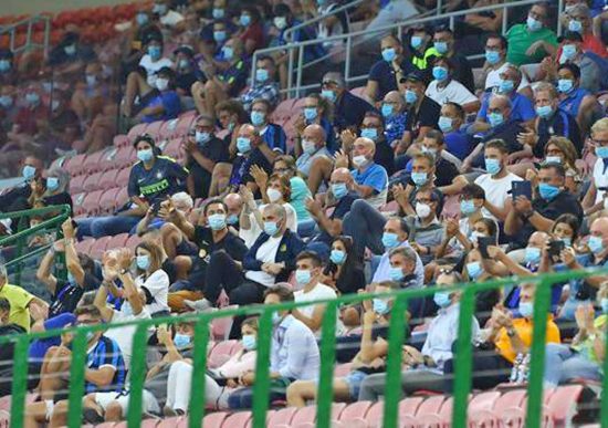 Tifosi allo stadio con la mascherina