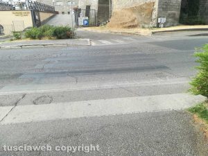 Viterbo Strisce pedonali sbiadite a piazzale Gramsci