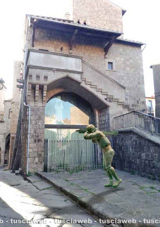 Viterbo - Il monumento "all'uomo facchino" nato da un'idea di Francesco Maria Capotosti