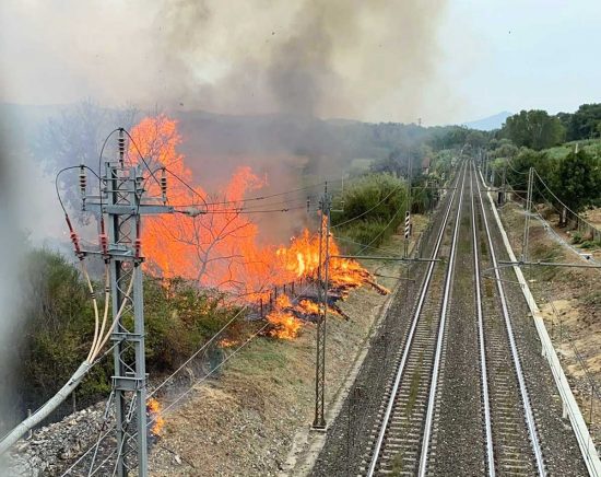 Orte - Camion a fuoco sull'autostrada - Le fiamme vicino alla ferrovia