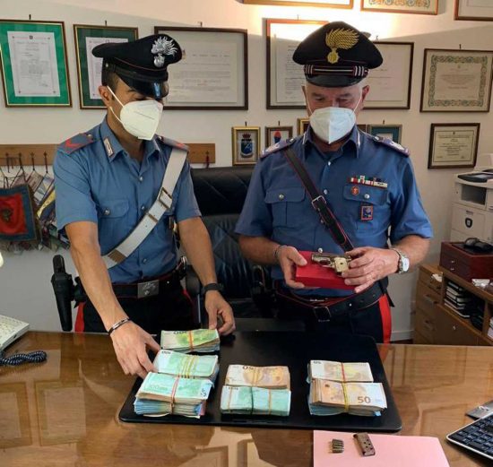 Civitavecchia - I soldi sequestrati dai carabinieri