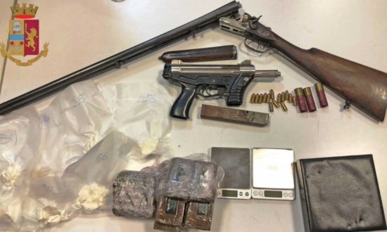 Napoli - Trovato con un chilo di cocaina sotto il sedile dell'auto, a casa anche pistola e fucile