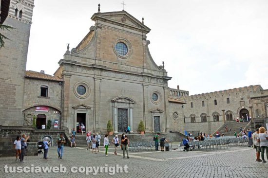 Viterbo - La cattedrale e piazza san Lorenzo
