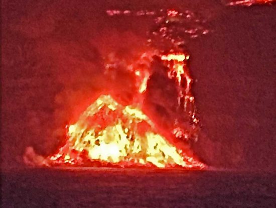 Eruzione del vulcano a La Palma - La lava si riversa nell'oceano