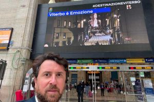 Milano - Lo spot di promozione di Viterbo alla stazione centrale