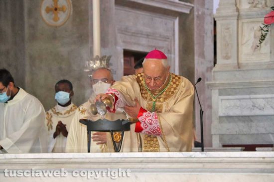 Viterbo - Festa della Madonna della Quercia, il vescovo Fumagalli consacra il nuovo altare