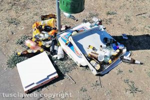 Viterbo - Incuria al parco di via Carlo Cattaneo