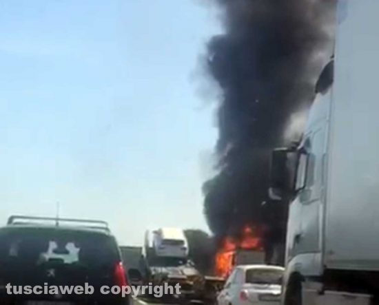 Valmontone - Il camion in fiamme sull'A1