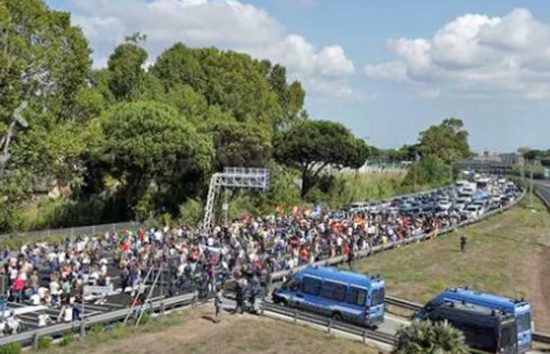 Alitalia - I manifestanti bloccano l'autostrada Roma-Fiumicino