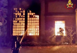 Monza - Incendio in un capannone