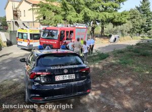Montefiascone - Auto finisce fuori strada