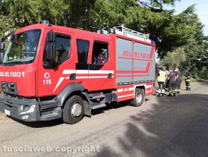 Montefiascone - Auto finisce fuori strada