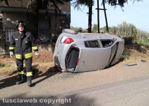 Montefiascone - Auto finisce fuori strada
