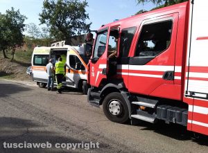 Montefiascone - Auto finisce fuori strada