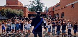 La banda della polizia e i bambini eseguono "Torneremo a scuola"