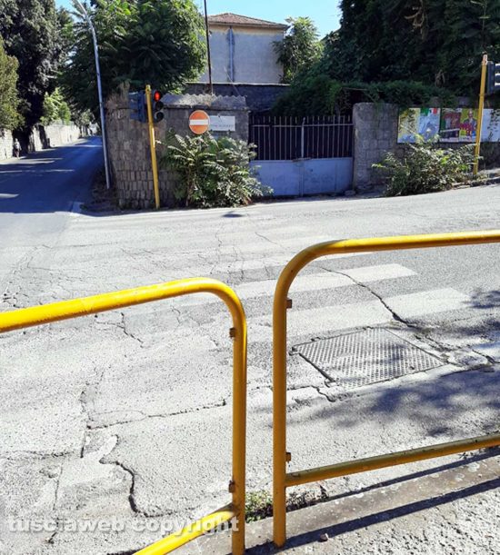 Viterbo - Le transenne all'attraversamento pedonale di via Signorelli